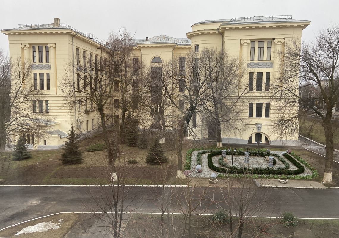 Совсем скоро на территории университетского кампуса ЮРГПУ (НПИ) появится новый, необычный рекреационный и информационный объект – "Терра-Политех": экспозиция разработок и открытий университета, выполненная в духе технологий "интернета-вещей" Это будет пространство, оформленное в виде лабиринта, которое объединит физические объекты (экспонаты), реальные образцы минералов и доступную по QR-кодам информацию в онлайн-пространстве о геологии, петрографии и т.д.