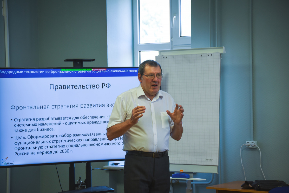 Конференция «ЮПИТЕР 2021: Безуглеродная экономика: нормативные акты, техника, технологии и перспективы цифровизации» прошла в «Точке Кипения» ЮРГПУ(НПИ). В мероприятии, посвященном развитию и применению альтернативных источников энергии, приняли участие ученые ЮРГПУ(НПИ), а также других вузов и исследовательских центров, представители образовательных структур, бизнеса.